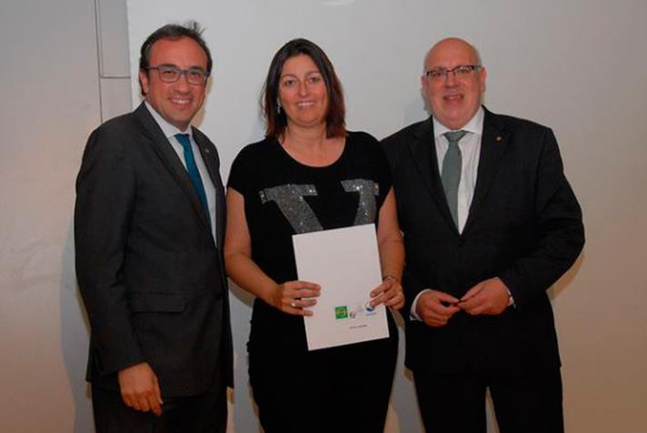 Eva Viciano recull el certificat del Distintiu de garantia de qualitat ambiental de la Generalitat